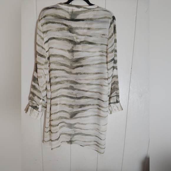 LIKE NEW!! CHICO'S, High Low Asymmetrical Tunic Blouse. Size 2(L) - Picture 7 of 7
